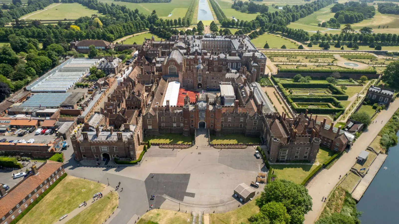 Imajen hatudu arkéólogu sira servisu iha trincheira antigu ne'ebé deskobre iha palásiu Henry VIII nia fatin.