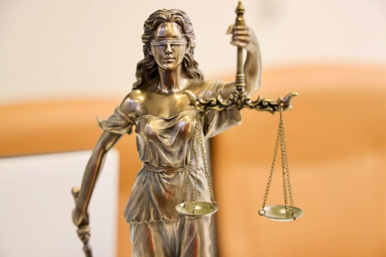 Imajen ida ne'ebé hatudu konseitu integridade no justisa, ho balansa justisa iha uma laran, no livru Ramayana iha sorin, hane