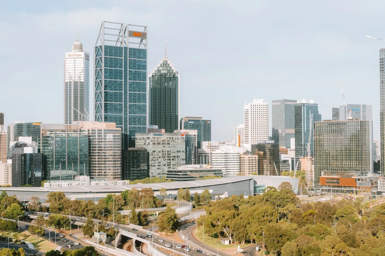 Imajen ida hatudu grafiku ekonomia Australia ho seta ba kraik no símbolu produtividade ki'ik, ilustra kondisaun negósiu ne'eb