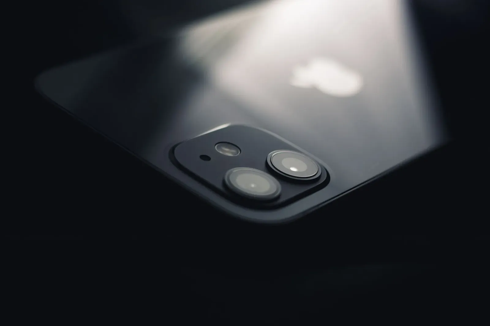 Konseptu telefone dobravel Apple iPhone Ultra Fold iha futuru, ho ekrã luan ne'ebé bele dobra hanesan livru, iha fundu teknol