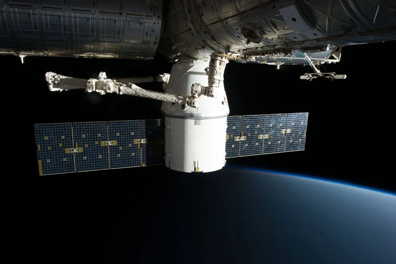 Bola futebol Trionda 2026 husi FIFA ne'ebé flutua iha Estasaun Espasu Internasional (ISS) ho astronauta NASA iha fundu, hatud