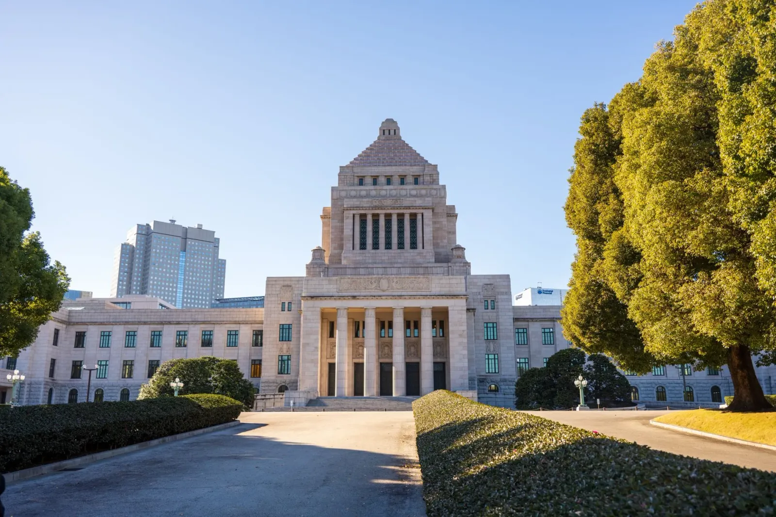 Edifísiu Parlamentu Japão no estúdiu TV ho tela ne'ebé hatudu gráfiku apoiu kabinete no imajen Nicola Sturgeon iha série tele