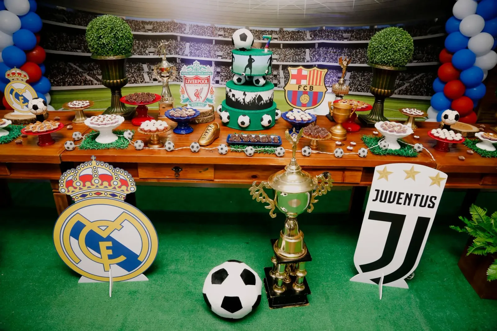 Imajen husi estadio Anfield no Santiago Bernabeu, simboliza movimentu jogador entre Liverpool no Real Madrid iha notísia fute