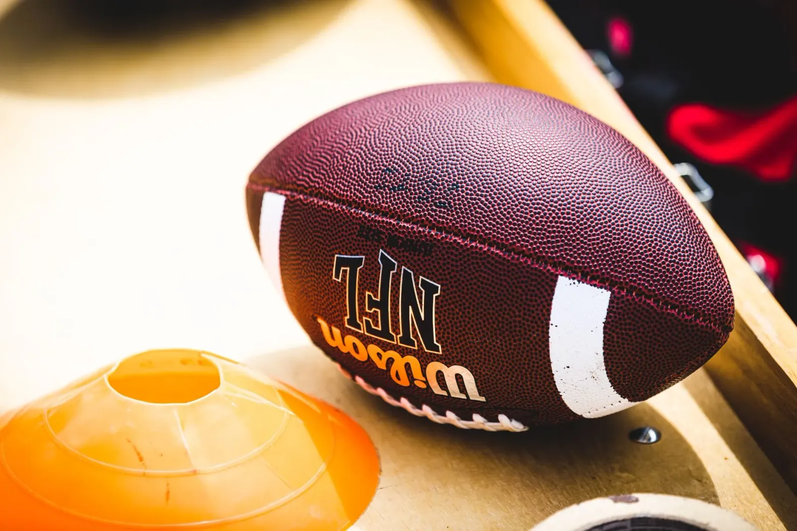 Ekipa Tennessee Titans iha treinu ho running bar sira fahe karga iha kampu, hodi hatudu kolaborasaun no estratéjia komité.