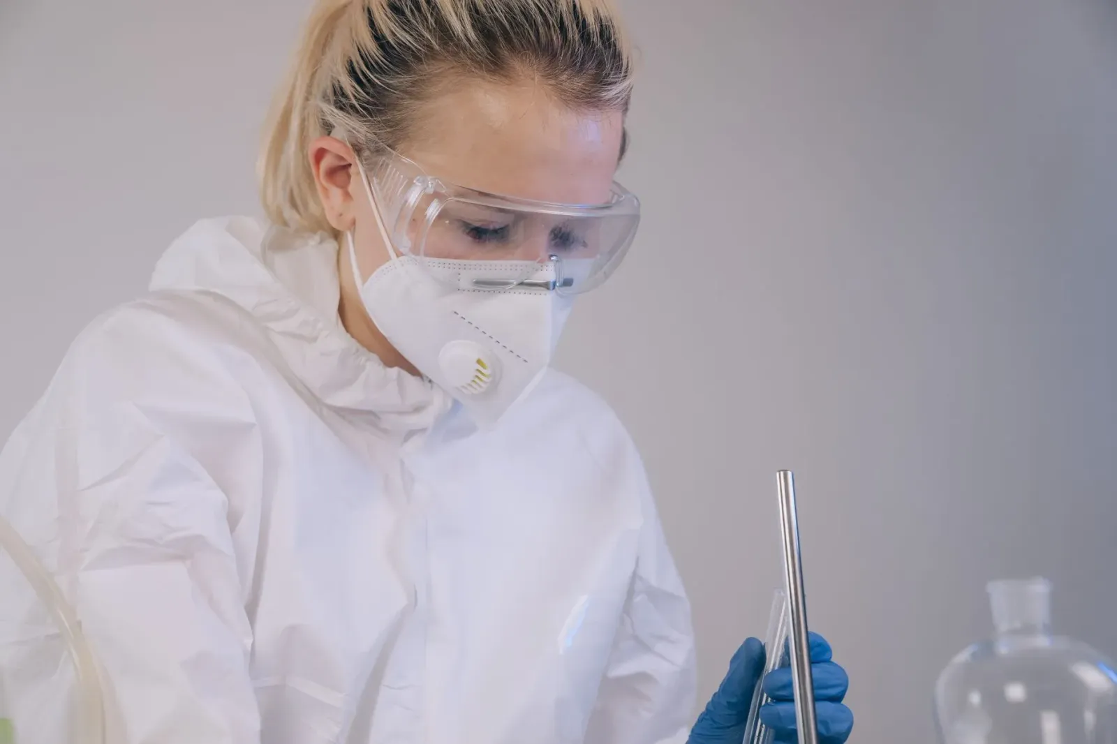 Feto ida tuur iha laboratóriu siénsia, ho korasaun artefaktu iha meja, nia oin hatudu esperansa no kuriosidade