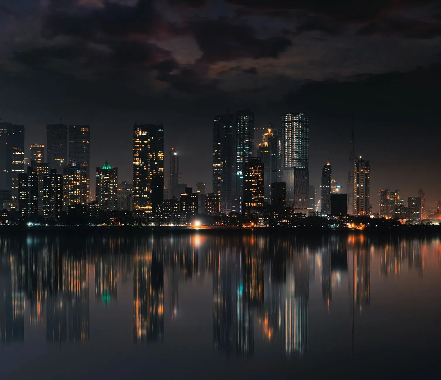 Vista husi sidade Mumbai ho edifísiu aas no nível bee ne'ebé tun, hatudu kríz bee no konstrusaun imobiliáriu.