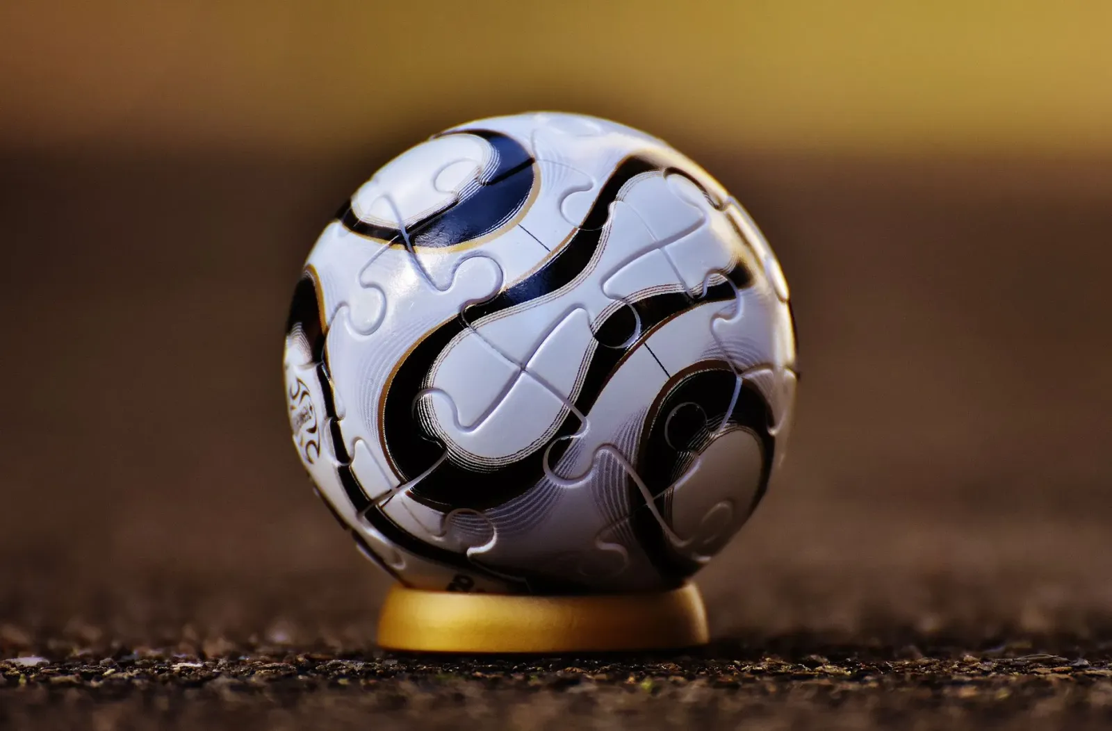 Ema tolu iha meja, ida joga puzzle Sports Edition, ida haree futebol iha TV, ida lee kona-ba golf. Hanesan istória kona-ba de