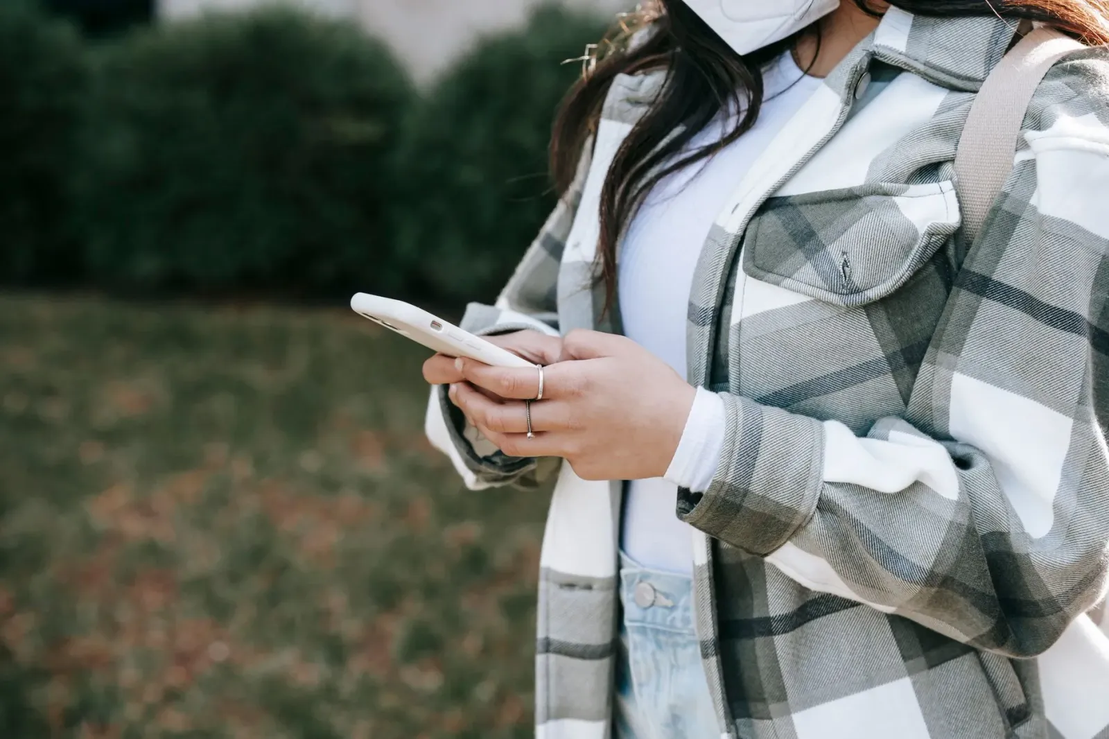 Ema ida verifika notísia iha smartphone ho símbolu verifikasaun no lupa, hanesan ezemplu dika prátiku atu identifika informas