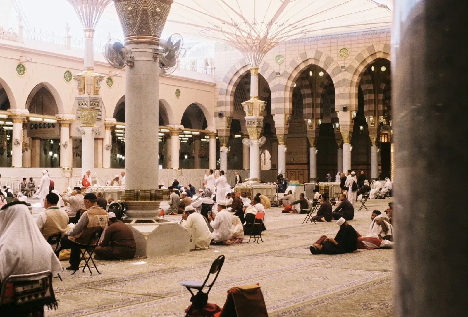 Ator Giancarlo Esposito tuir orasaun iha meskita ida iha Arabia Saudita, ho background arkitektura islamiku no ema seluk mós 