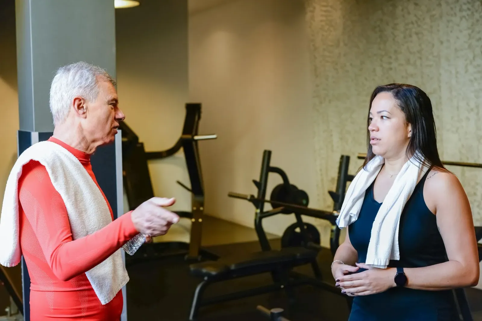 senior ida no nia feen iha konflitu tanba nia rona hela podkast iha gym, maibe sira koalia hela