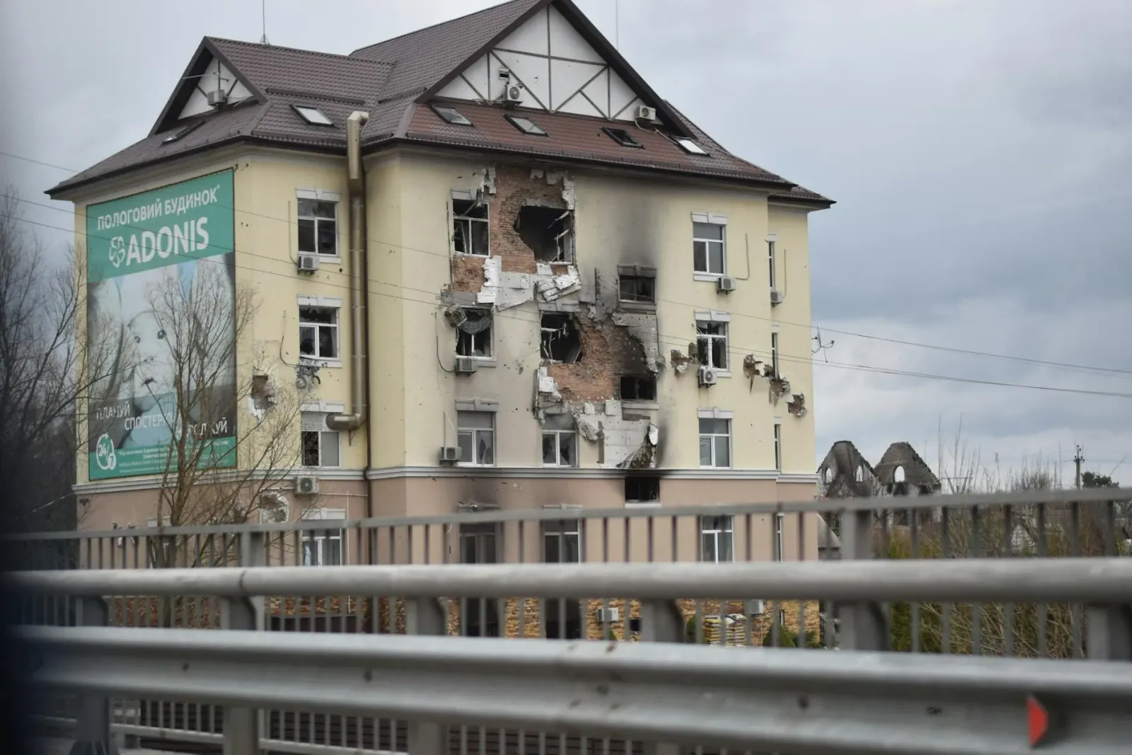 Edifísiu ne'ebé monu tiha tanba explosaun iha Myanmar, ho koluna ahi sa'e no ema sira hamriik dook atu haree.