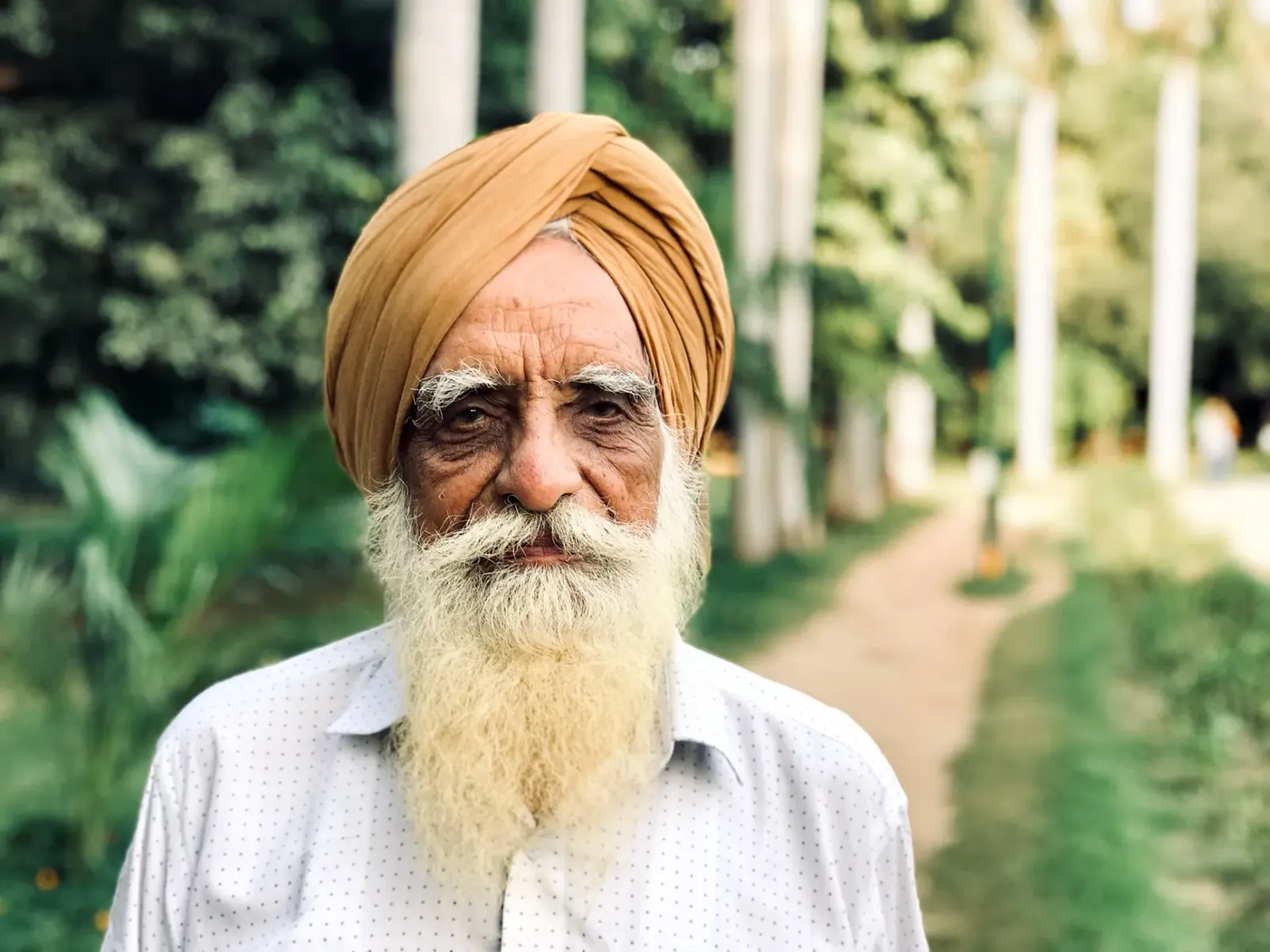 Imajen hanesan ema barak iha India ne'ebé ko'alia kona-ba notísia importante no mudansa boot iha vida sira nian.
