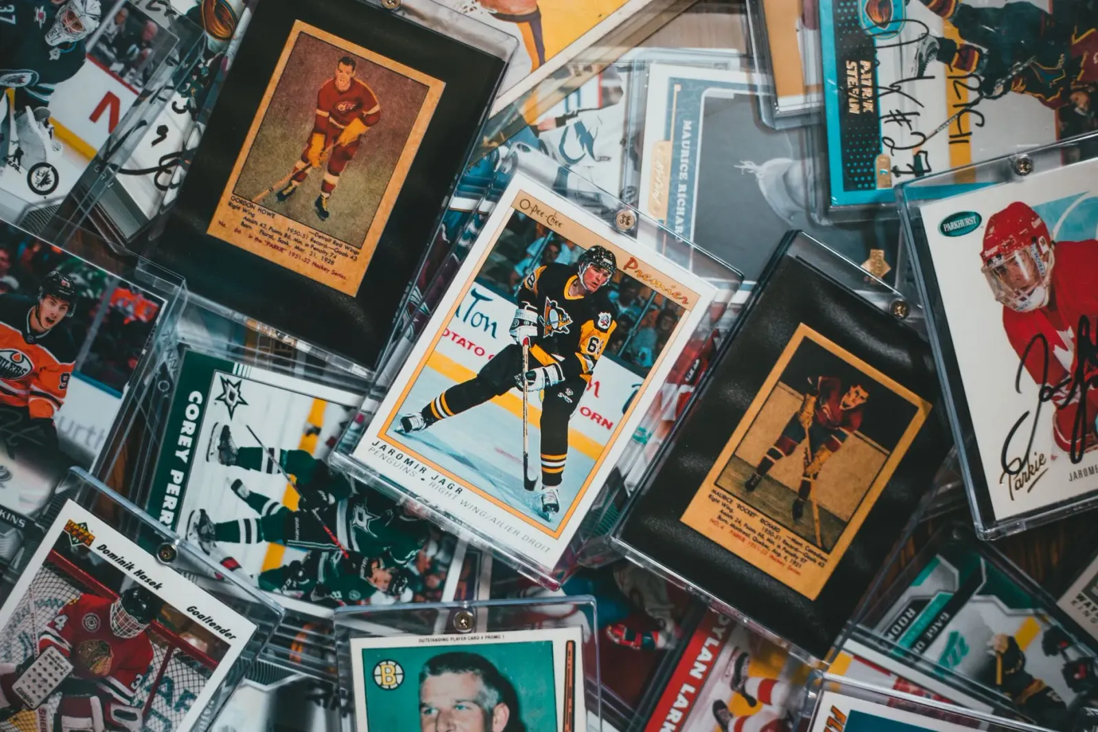 Imajen kona-ba jogadór NHL Brady Tkachuk ho uniforme Florida Panthers hamutuk ho nia alin Matthew Tkachuk iha gelu, hanesan e