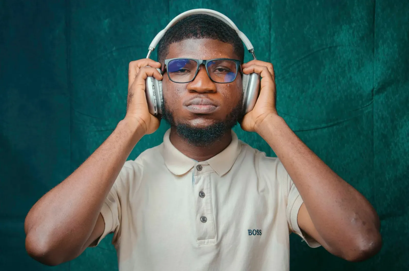 Imajen ida ne'ebé hatudu Bose nia estúdiu audio ho ekipamentu modernu no headphone sira, reprezenta Bose nia ambisaun sai med