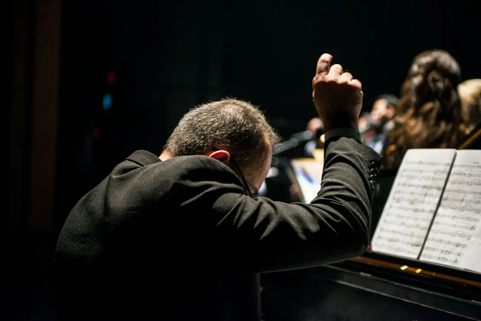 Imajen husi konsertu Diablo Infernal Symphony iha Royal Festival Hall London, ho luz vermelhu no instrumentu músika iha palcu