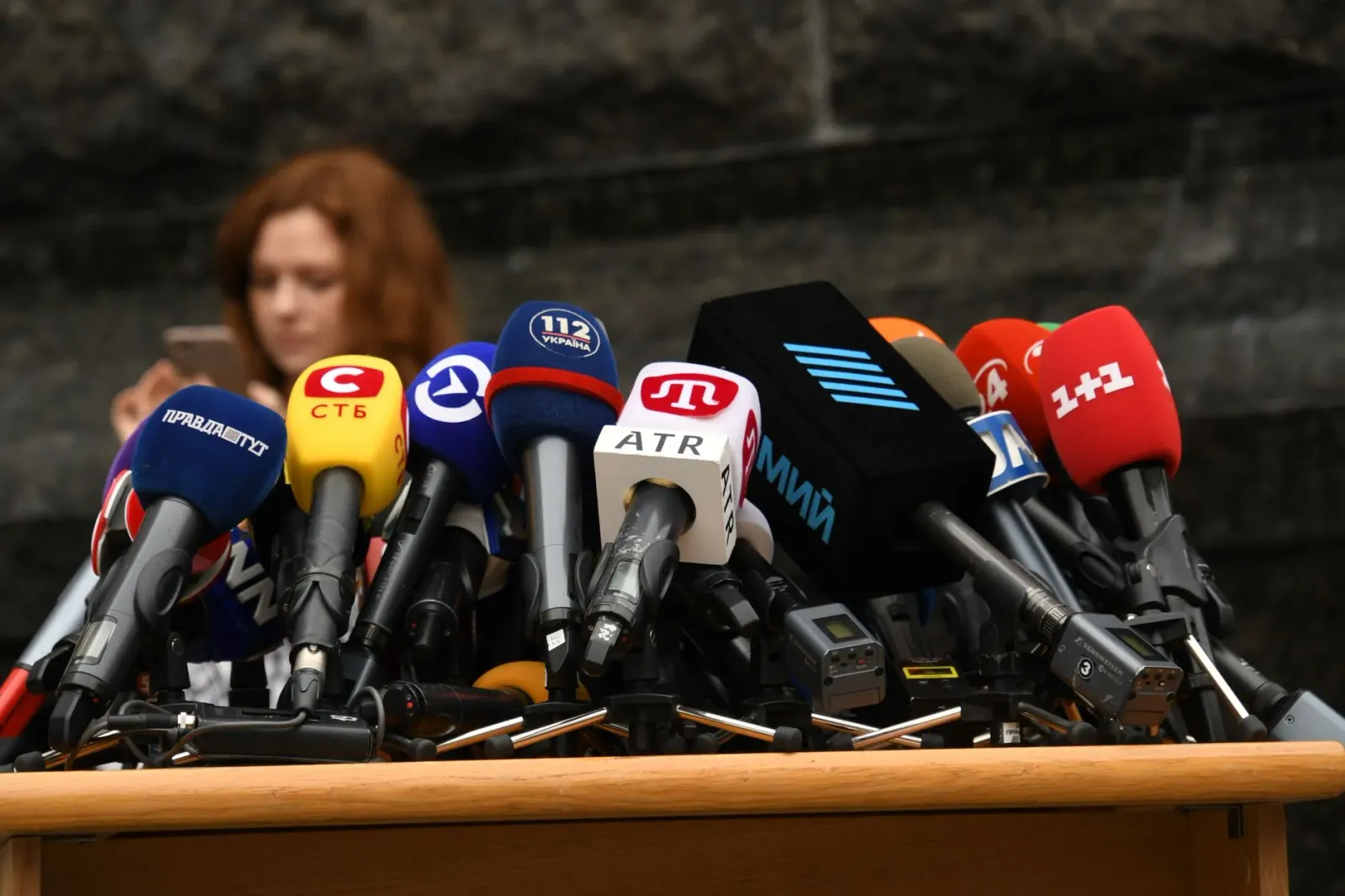 Imajinasaun notísia mundu ho futbol no politika iha sala konferénsia