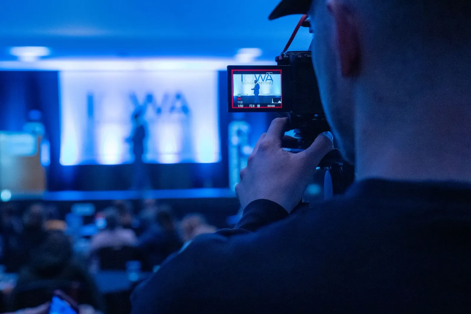 Imajen boot ne'ebé hatudu komunidade jogu video iha eventu live, hanesan Summer Game Fest 2026, ho luz boot no atmosfera exci