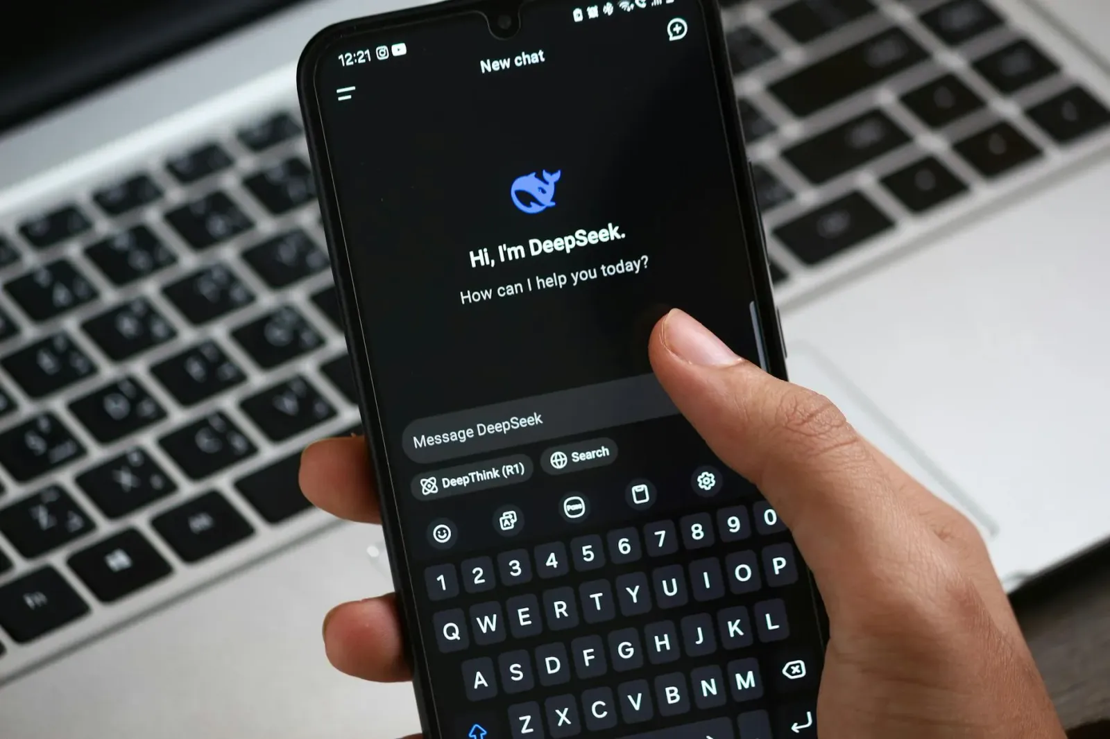 Adoleshente ida uza smartphone ho chatbot AI iha tela, halo kara atu hetan konsellu saúde mental iha ambiente ne'ebé la segur