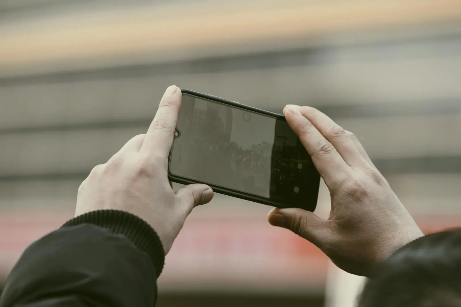 Ema ida uza smartphone atu grava situasaun iha liur, hanesan ezemplu oinsá teknolojia ajuda ita koleta evidénsia ba seguru