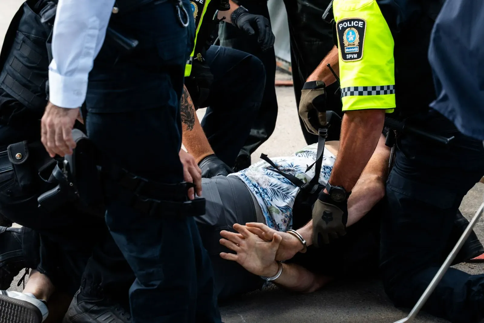 Sena krimi iha Montreal ho polísia no ambulánsia, hatudu tensaun no violénsia ne'ebé akontese hela
