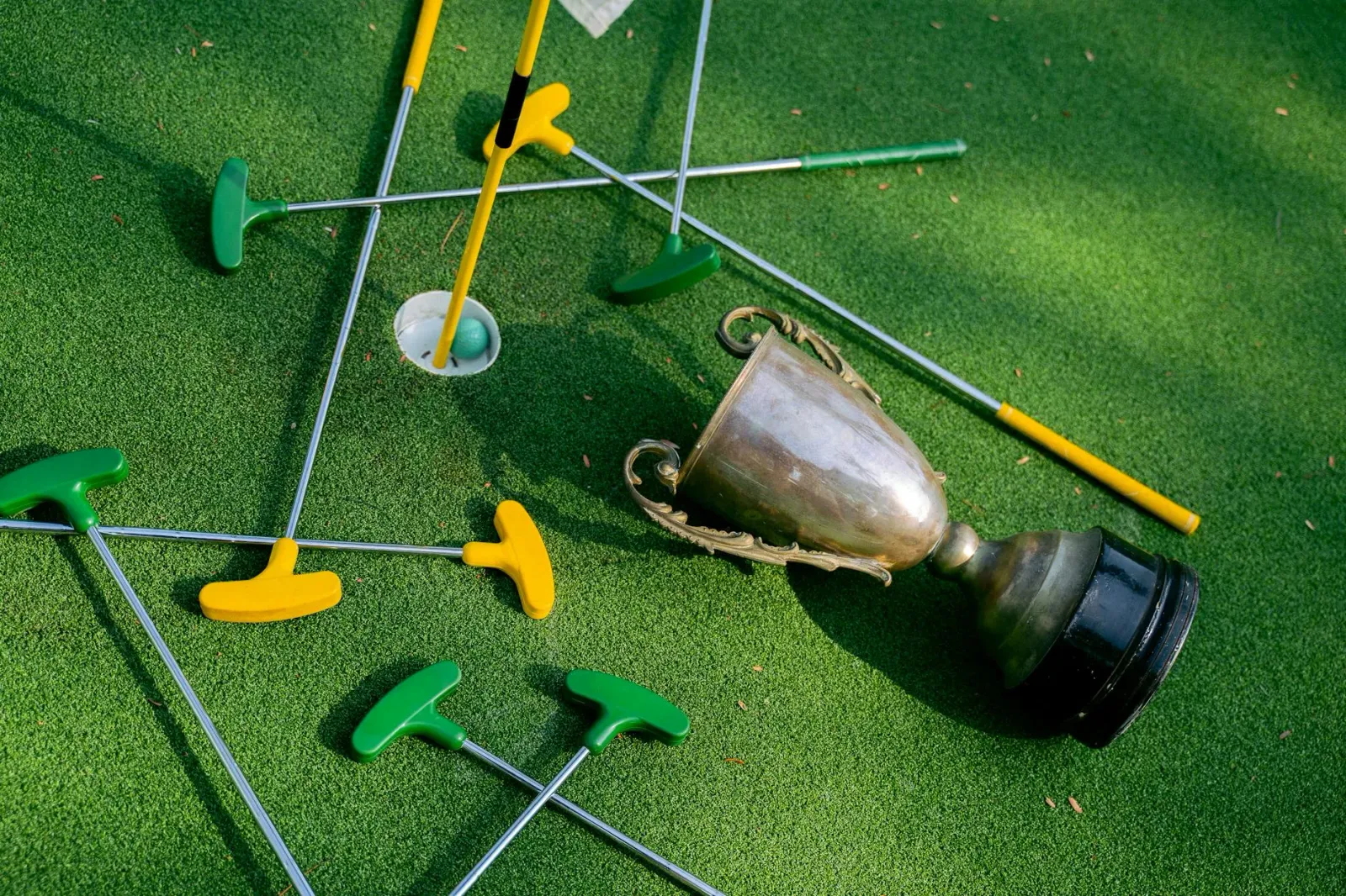 Imajen husi jogadór golfe Kota Kaneko ho troféu iha Kitzbühel, Áustria, durante sereimónia vensimentu Austrian Alpine Open