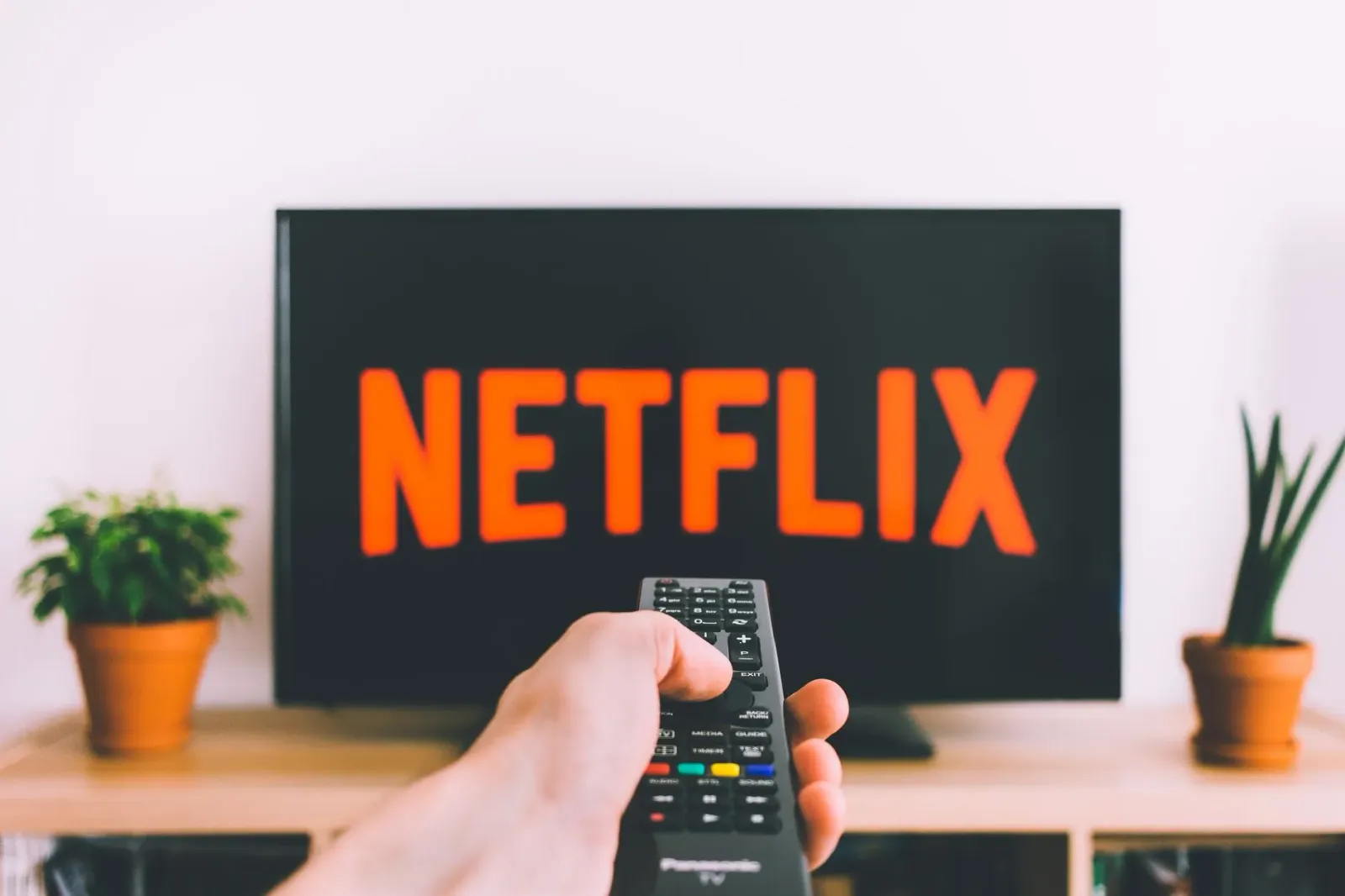 Imajen ida hatudu ema barak hamutuk iha eventu live, ho ekrã boot hatudu filme ka seriál, no teknolojia modernu hanesan holog