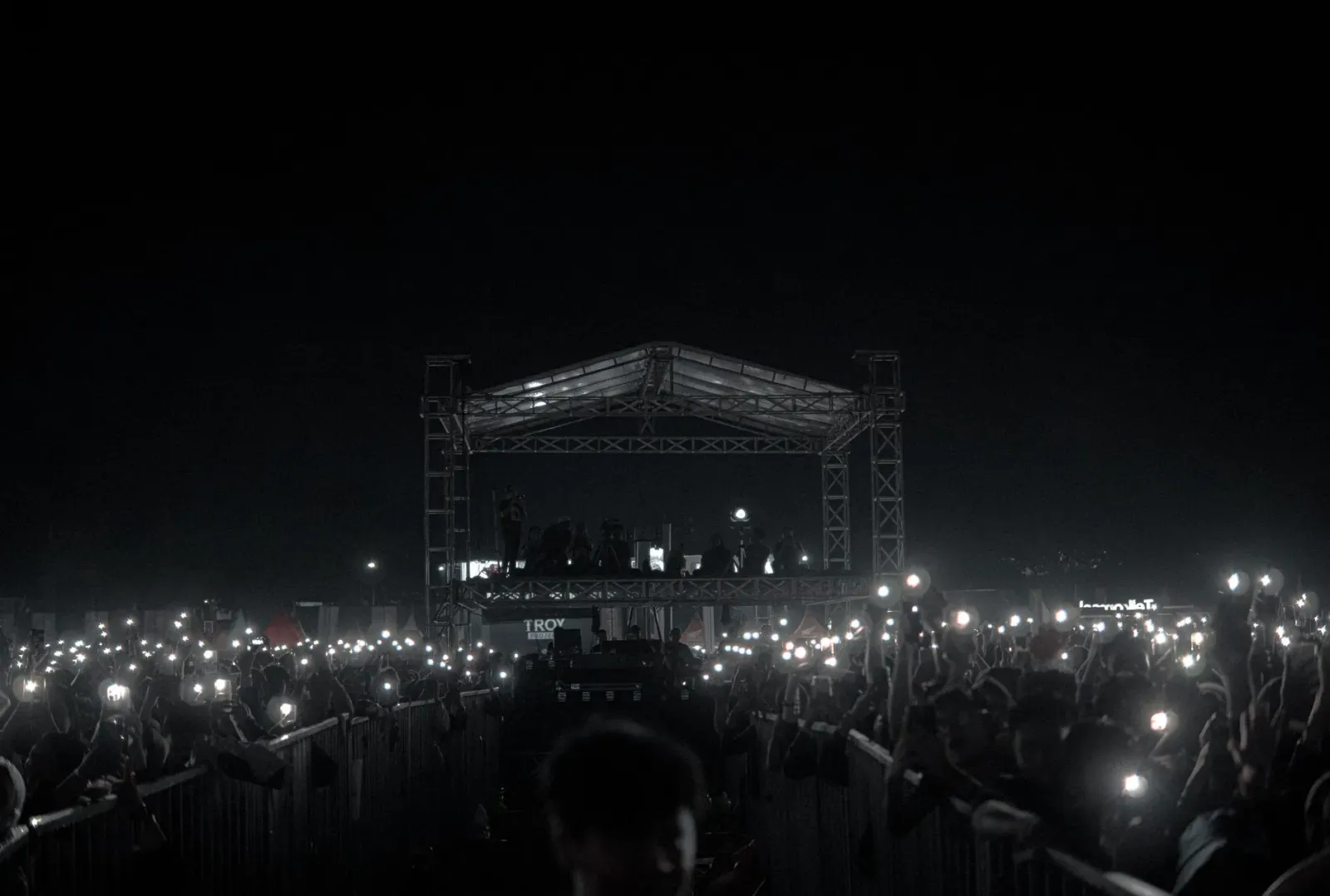 Summer Game Fest 2026 nia palco ho ema barak tuur hela iha sala boot, ho layar boot hatudu trailer jogu foun, no luz neon nab