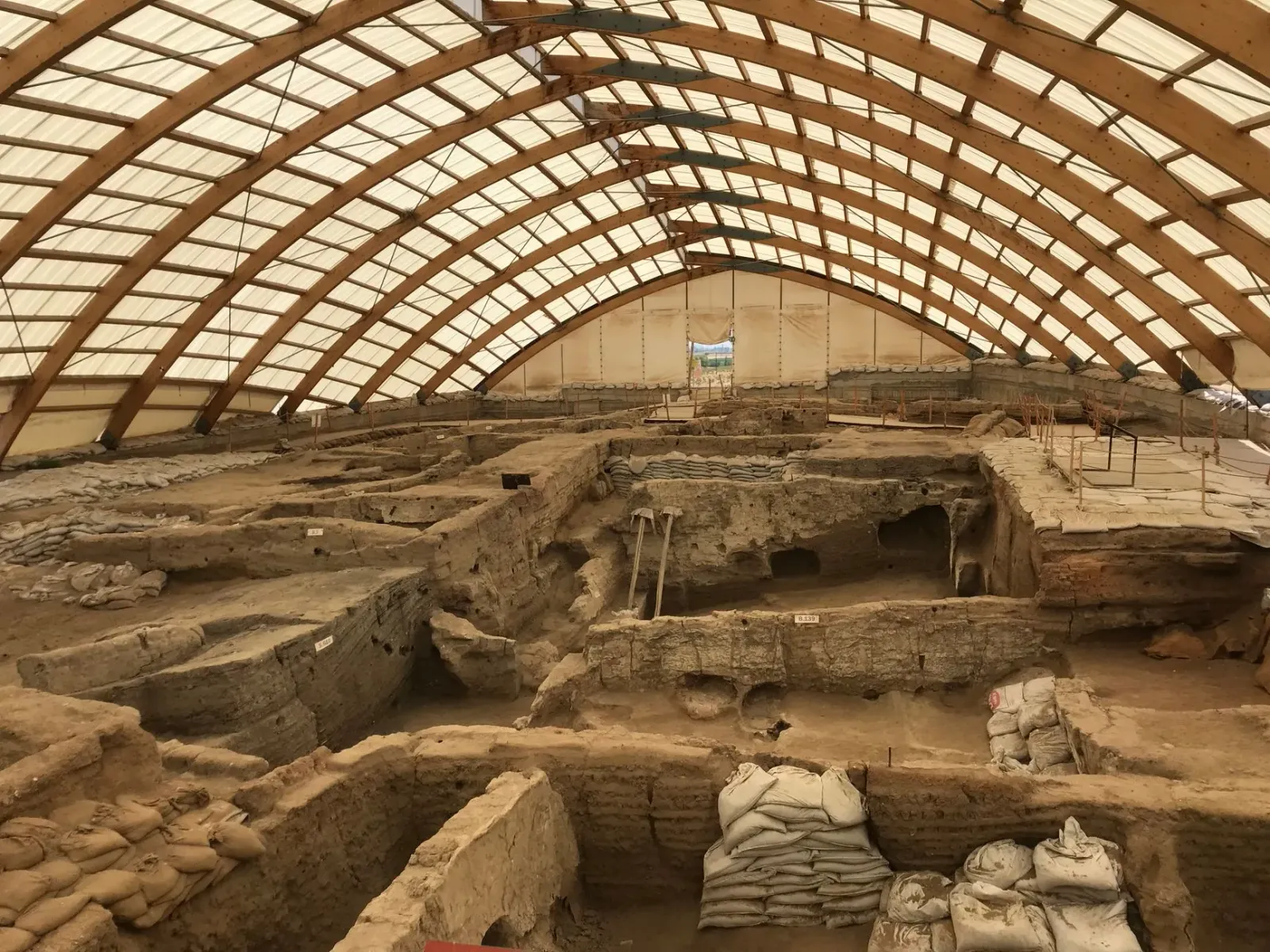 Imajen hatudu ruínas sivilizasaun Indus Valley iha Mohenjo-daro, ho konstruksaun tijolu boot no área arkeolójika, ne'ebé repr