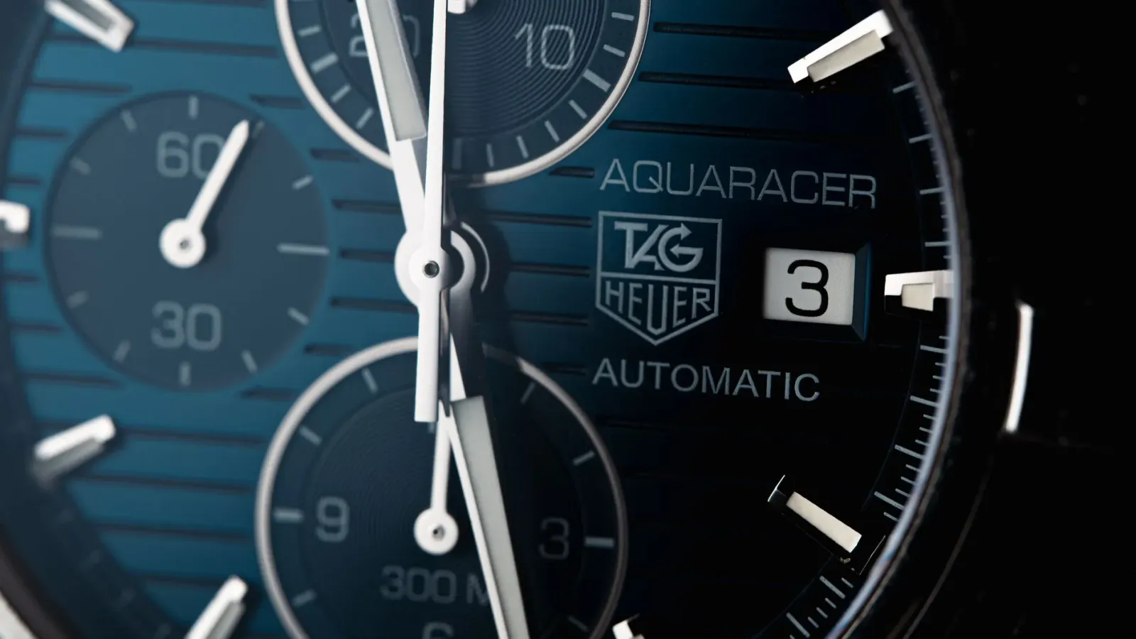 Relójiu Tag Heuer ho teknolojia Solargraph ne'ebé uza luz atu karga bateria, hatudu inovasaun teknolojia sustentável