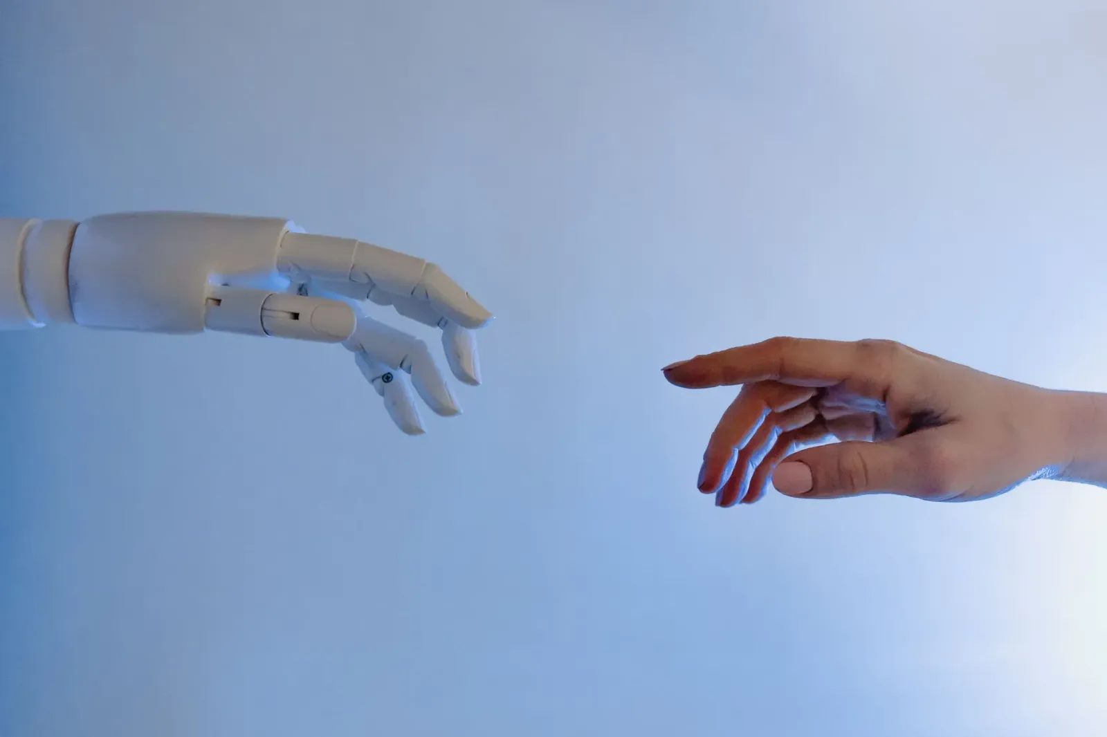 Imajen ida ne'ebé hatudu teknologia AI iha servisu loron-loron, ho simbolu hanesan nuvem no kodigu