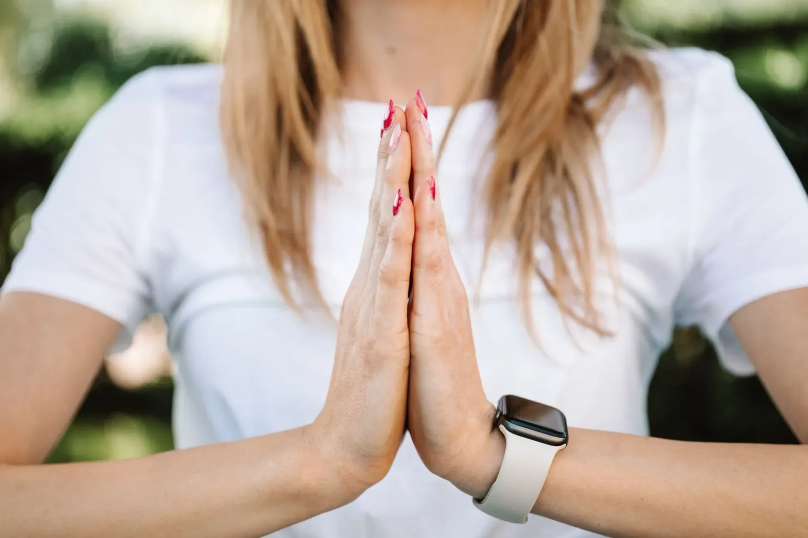 Banda wellness Pebble Qore View iha liman feto, ho monitorizasaun saúde loron-loron, simboliza integrasaun entre saúde mental