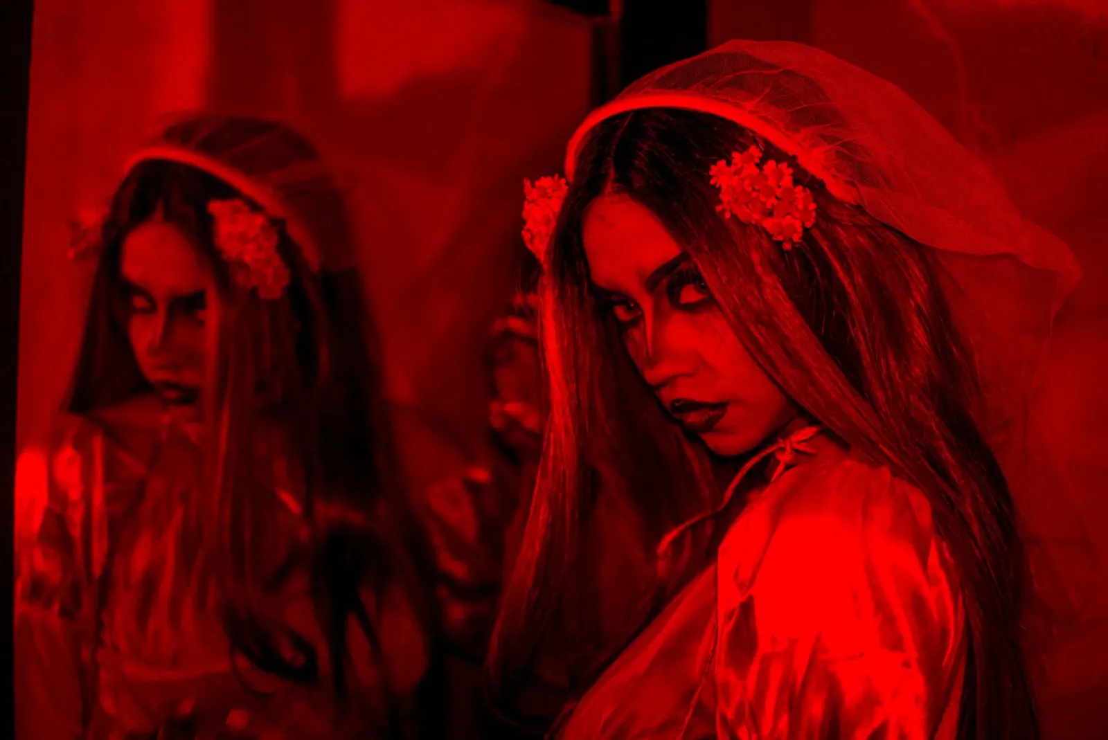 Atriz Chetna Pande iha sesaun fotografia ba filme Haunted 3D, nia hatudu karekter forte no seriu