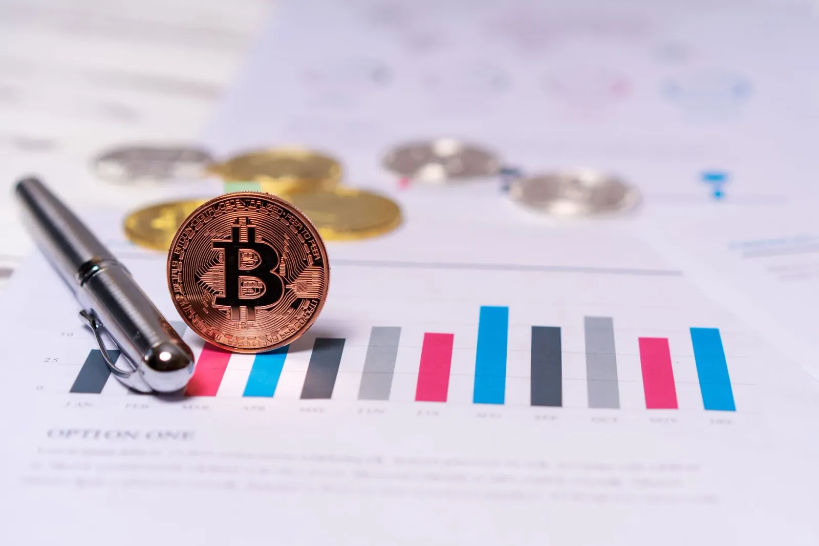 Grafiku hatudu kolapsu Bitcoin iha fundu, ho ilustrasaun mapa mundu no karru elétricu futurista, simboliza ligasaun entre fin