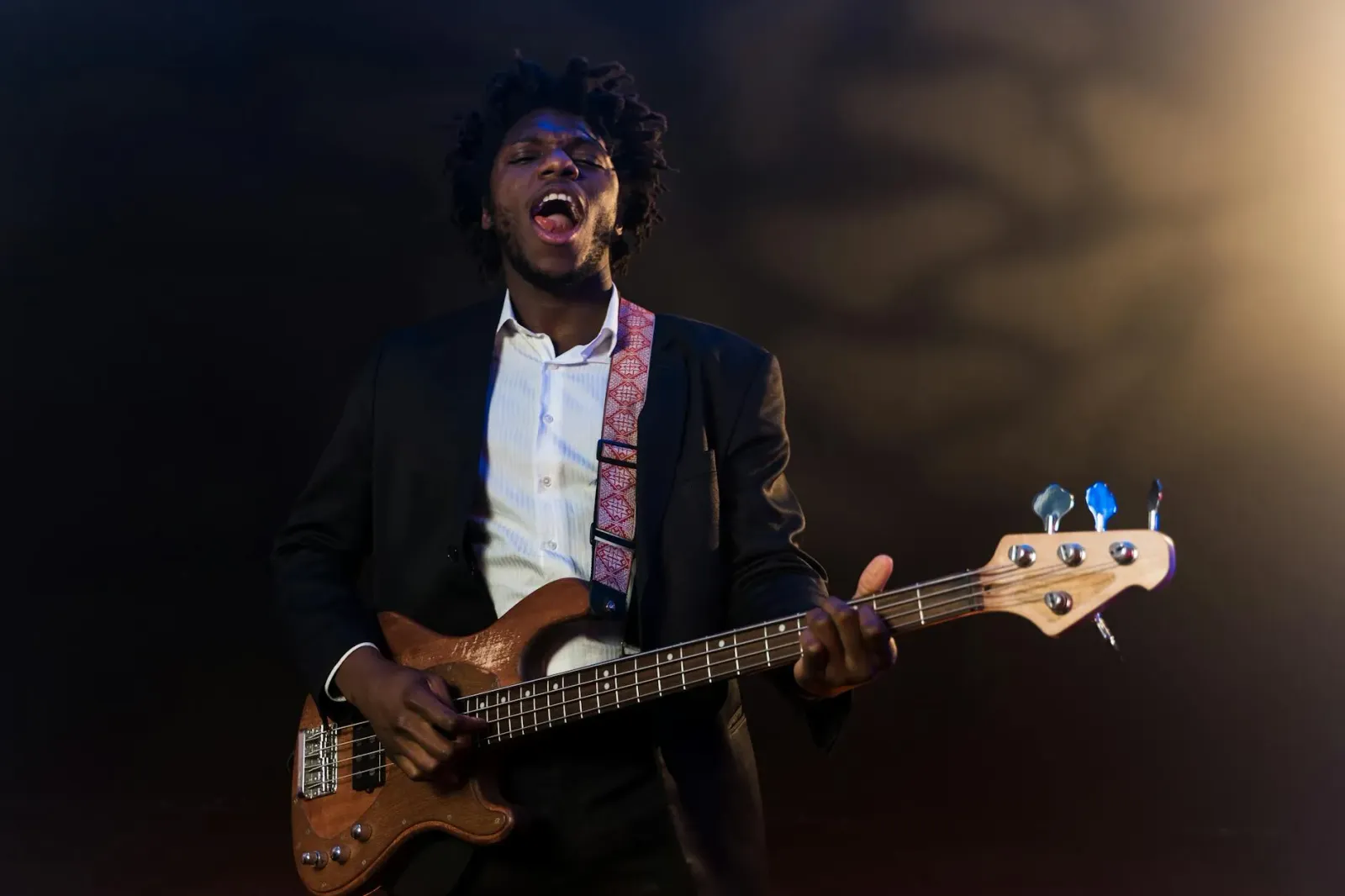 Ronald LaPread, fundadór ba banda Commodores, ho gitar baixa iha palco, hatudu nia kontribuisaun ba mundu músika soul no R&B.