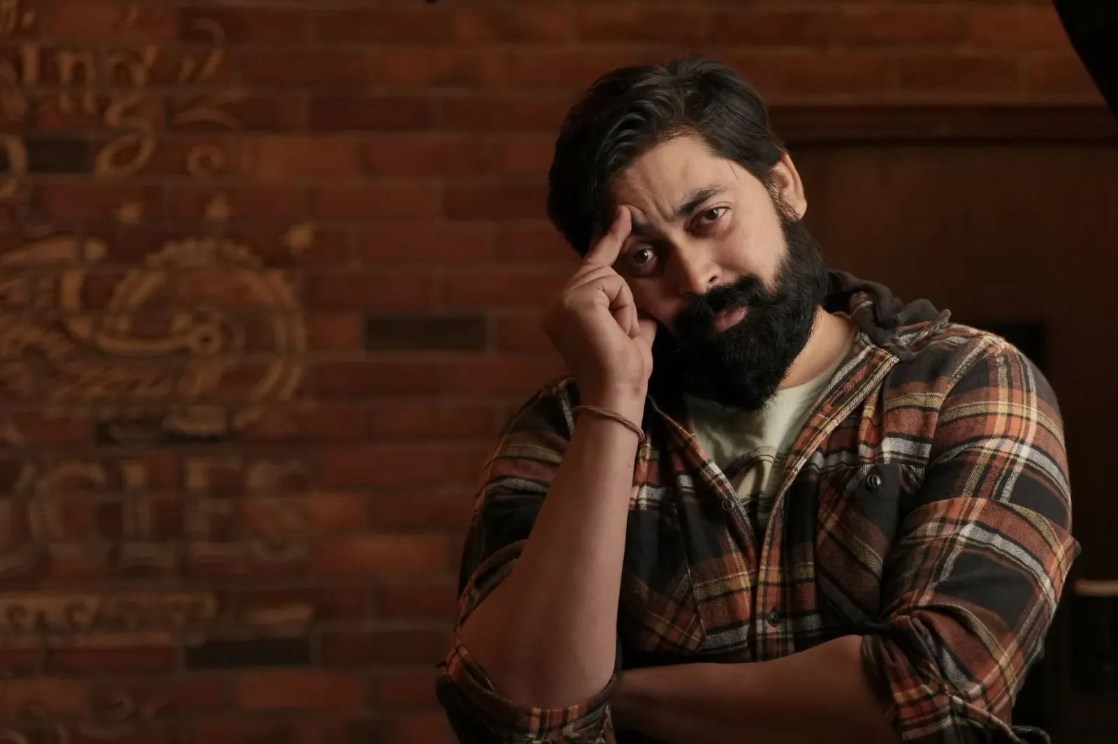 Zaid Darbar, ator no dansarinu, iha sesaun foto ba reality show Alliance, hatudu nia ekspresaun fokus no estratéjia.