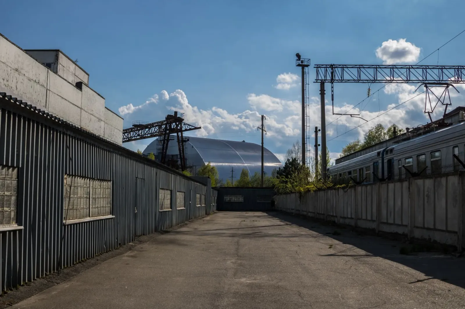 Imajen ilustrasaun kona-ba investimentu boot iha reator nuclear ho teknolojia modernu no fundu azul no branku. Iha símbolu en