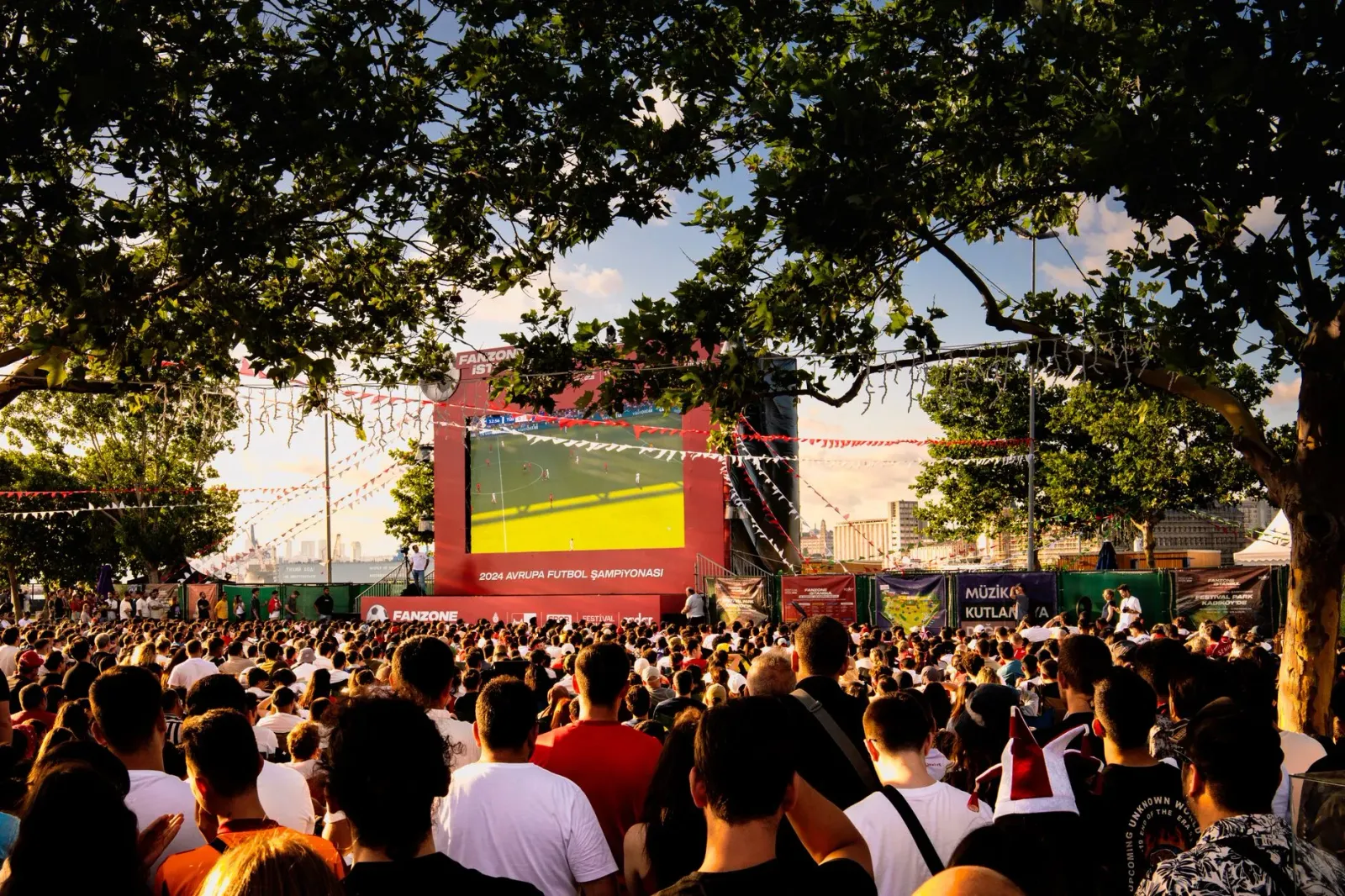 Fã futebol sira hateke ba ekrã boot ne'ebé hatudu jogu Mundial 2026, ho simbolu copyright no teknolojia digital iha kotuk, ho