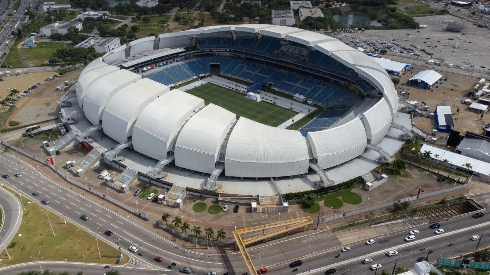 Imajinasaun kona-ba estadiu mundial 2026 ho torcida barak no ekrã boot hatudu teknolojia VAR. Fã sira hamriik ho bandeira no 