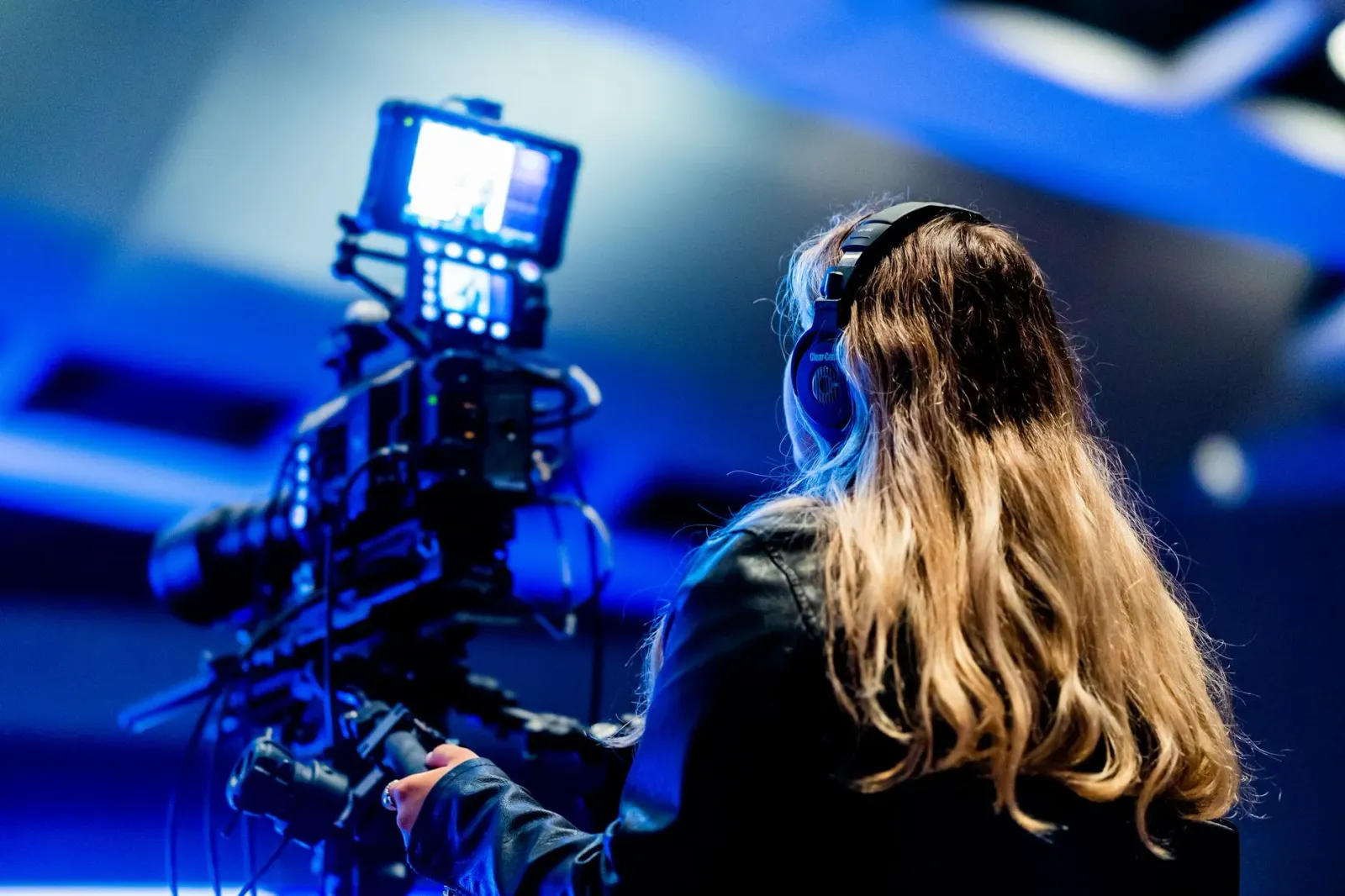 Imajen ne'ebé hatudu mudansa iha indústria kreativu: telas komputador, filme televizaun no empreza ki'ik kreativu, hanesan il