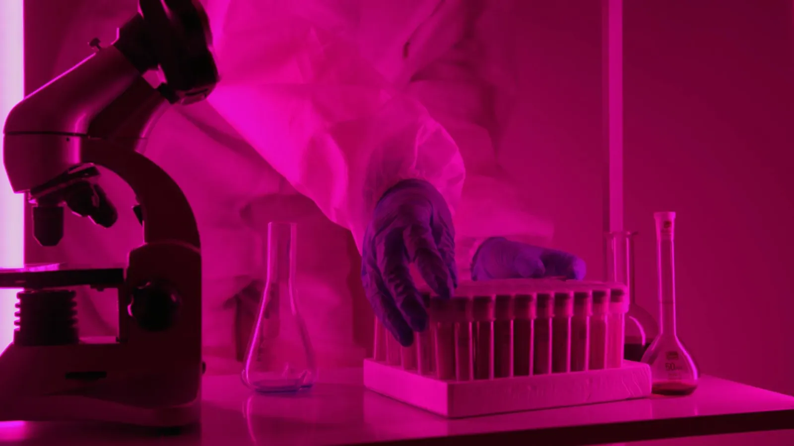 Peskizador sira servisu iha laboratóriu ho ekipamentu siénsia, hatudu oinsá siénsia no peskiza importante ba futuru