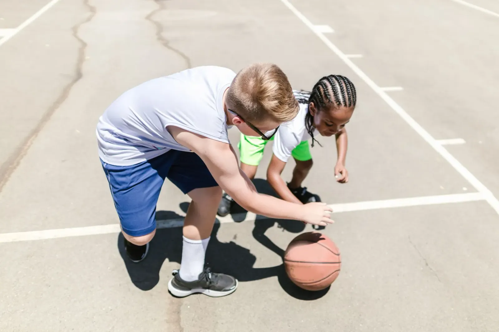 Jovens partisipa iha kampu basket komunidad iha laran