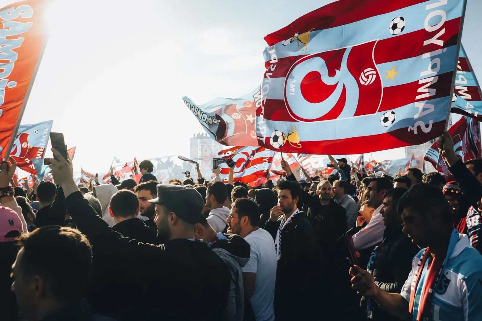 Fã Croatia lori bandeira boot 100 metru iha estadiu Toronto durante jogu FIFA Mundial 2026