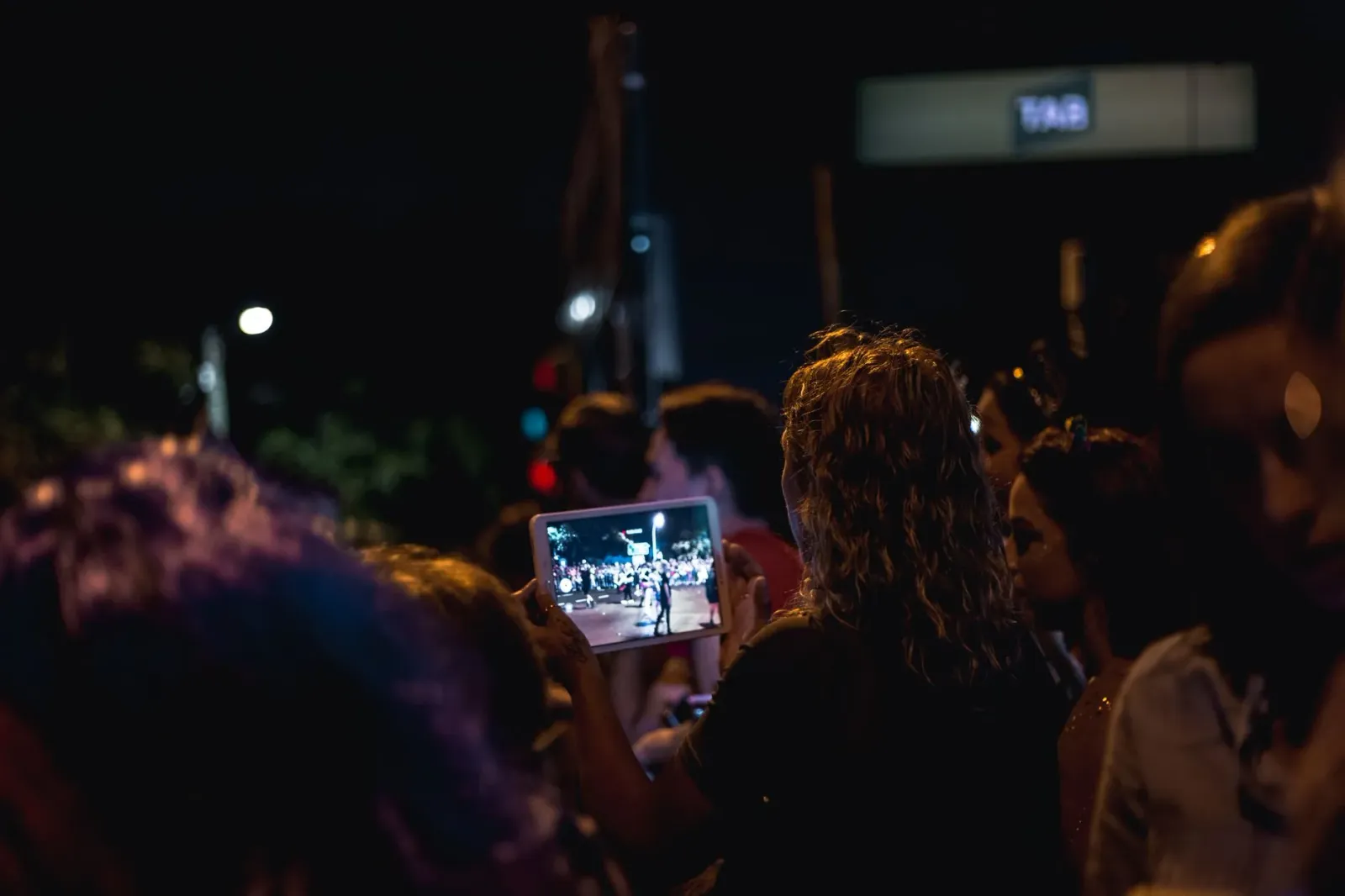 Ema ida uza iPad Mini hodi haree konsertu K-Pop no série Netflix, hatudu oinsá teknolojia no entretenimentu mantein hela ita 