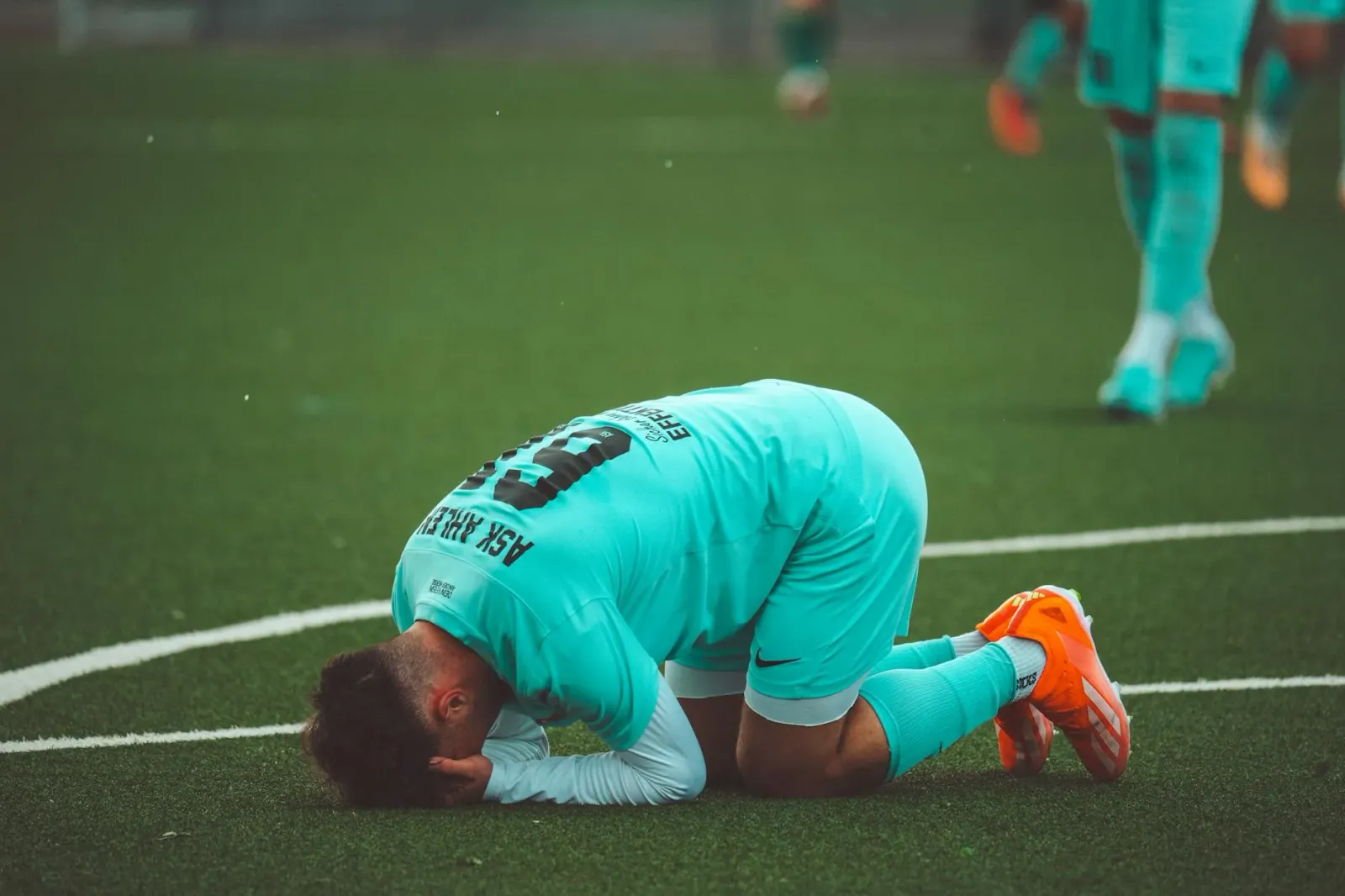 Imajen hatudu atleta sira enfrenta presaun públiku no injury iha futuru desportu, ho ilustrasaun husi Ester Expósito, Mitchel