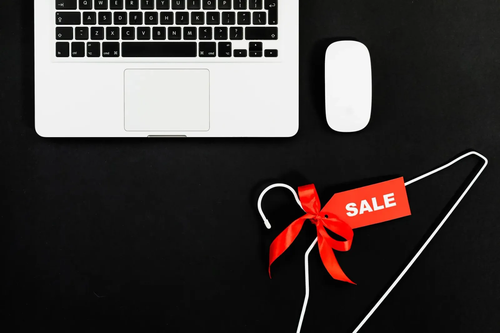 Imajen hatudu komparasaun entre venda online iha Prime Day no venda konkorente iha loja fiziku, ho ema sira kompara presu