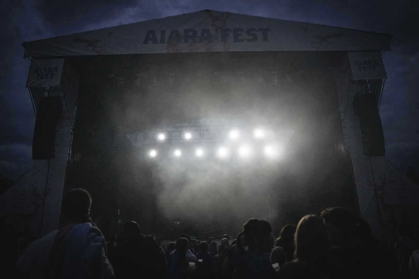 Fotografia ne'ebé hatudu palco boot Summer Game Fest 2026 ho ema barak tuir hela, nabilan neon no ekrã boot hatudu trailer jo