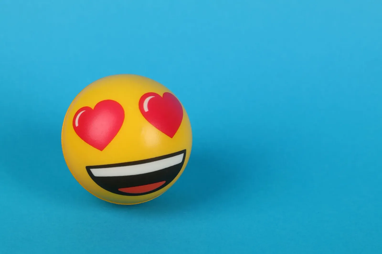 Ema sira joga jogu emoji iha telemovel hodi redús stress, ho grid barak ho emoji hanesan nuggets, batata frita no hamburger, 