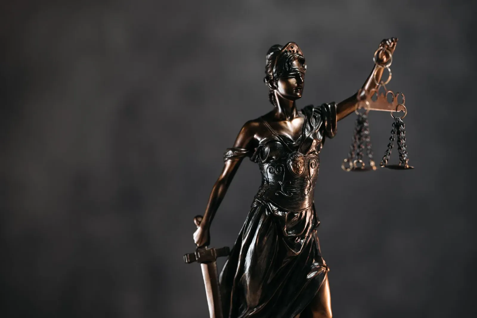 Imajen ida hatudu sala tribunal ho juíz no advogadu sira, hanesan sinal ba klase aksaun no risku finanseiru ne'ebé ema barak 