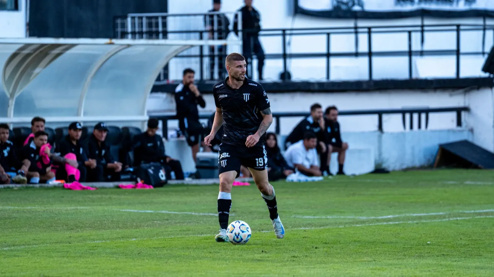 Jogadór futebol fila fali ba estádiu ho torcedór sira hakfodak - imajen ilustra retornu boot iha desportu