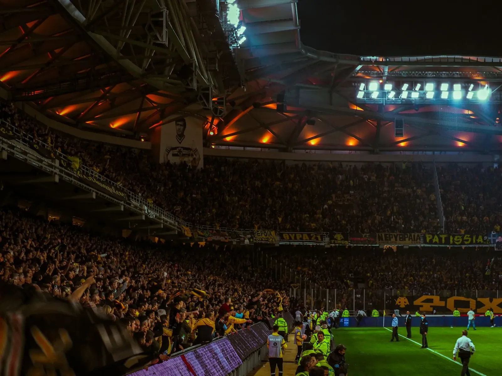 Foto de estadiu futsel ho ema barak sira ne'ebé hanesan ita nia vida iha mundu agora tiha hela